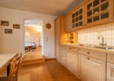 Küchenzeile mit Blick ins Wohnzimmer - Ferienwohnung Bergluft Mittenwald