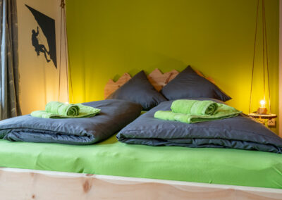 grünes Schlafzimmer mit Kletterer - Ferienwohnung Bergluft Mittenwald