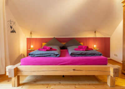 rotes Schlafzimmer im ersten Stock Ansicht 2 - Ferienwohnung Bergluft Mittenwald