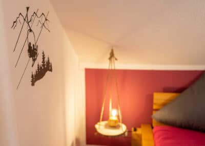 rotes Schlafzimmer im ersten Stock -Ferienwohnung Bergluft Mittenwald