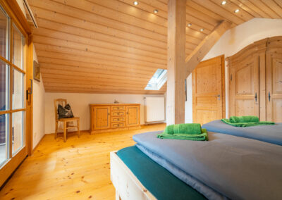 Schlafzimmer im zweiten Stock - Ferienwohnung Bergluft Mittenwald