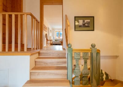 Treppenabsatz mit Blick ins Wohnzimmer - Ferienwohnung Bergluft Mittenwald
