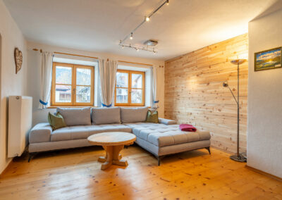 Gemuetliches Wohnzimmer mit Zirbenwand - Ferienwohnung Bergluft Mittenwald